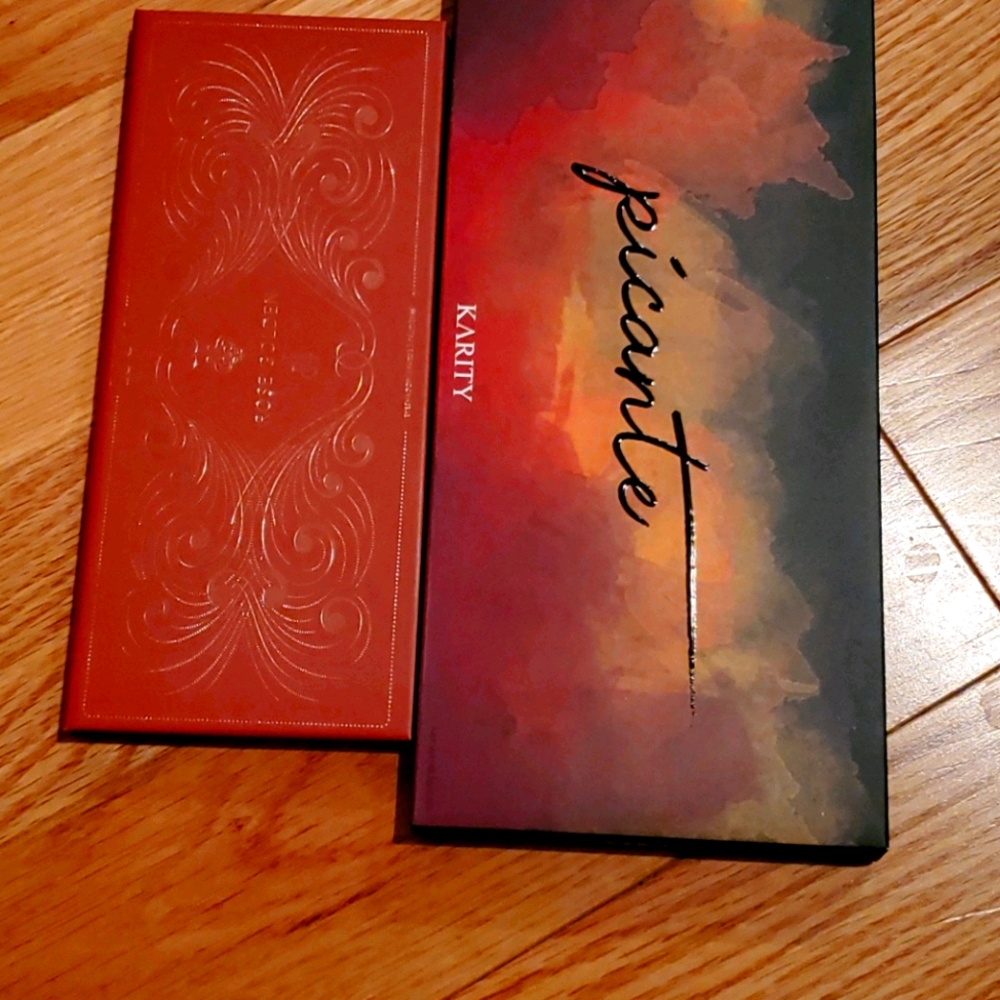 Lot of eyeshadow palettes